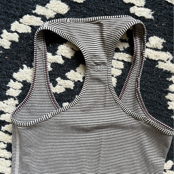 Lululemon racer back tank top. Size 4 - Picture 3 of 3